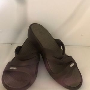 Ladies brown strappy wedge CROC sandals Sz.6W
